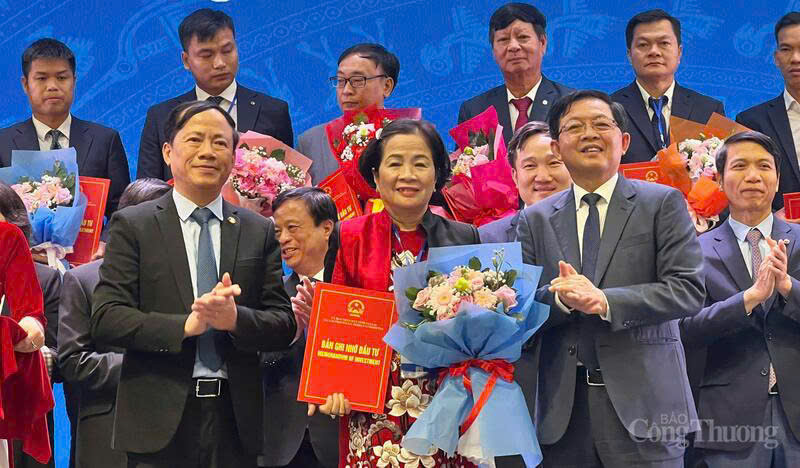 Lãnh đạo tỉnh Gia Lai trao Bản ghi nhớ đầu tư Dự án điện Oklavip game bài, casino, thể thao tái tạo của Công ty Cổ phần Kinh doanh và Phát triển miền núi Gia Lai, năm 2025. Ảnh: Hiền Mai