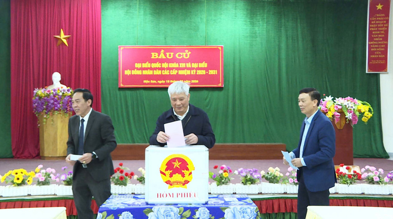 Cử tri đi bỏ phiếu tại khu vực bầu cử số 14, phường Mộc Sơn, tỉnh Sơn La. Ảnh: Mai Anh