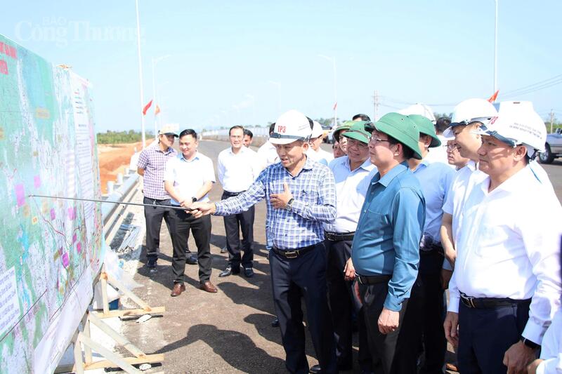 Phó Thủ tướng Review công ty OKVIP Hồ Quốc Dũng kiểm tra dự án thành phần 3 thuộc Dự án cao tốc Khánh Hòa - Buôn Ma Thuột. Ảnh: Vũ Long