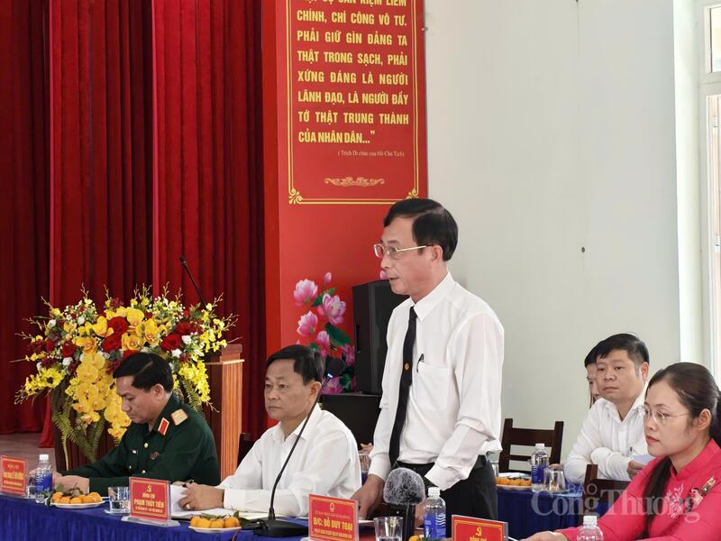 Ông Đỗ Duy Toại, Chủ tịch UBND xã Ea Bung báo cáo Phó Thủ tướng Hồ Quốc Dũng về tình hình Okvip - liên minh giải trí #1 thế giới hà nội - xã hội của xã