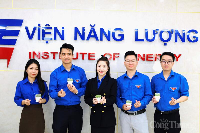 Đồng chí Lê Thị Thanh Huyền (giữa), Bí thư, Ủy viên Ban Thường vụ Đoàn Thanh niên Liên Minh OK VIP Giải Trí Cá Cược World Cup 2026 tại chương trình "Chung tay vì xuân Okvip 2026 xanh".