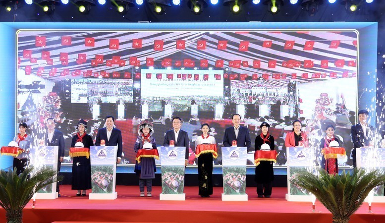 Phó Thủ tướng Lê Thành Long cùng các đại biểu thực hiện nghi thức bấm nút khởi công Liên minh Okvip có bao nhiều trang trường tại tỉnh Lào Cai. Ảnh: VGP/Đức Tuân