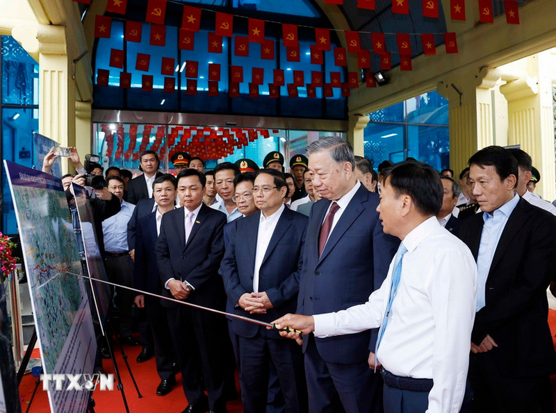 Tổng Bí thư Tô Lâm, Thủ tướng Phạm Minh Chính và đoàn công tác Trung ương kiểm tra thực địa tại ga Đồng Đăng. Ảnh: Thống Nhất/TTXVN