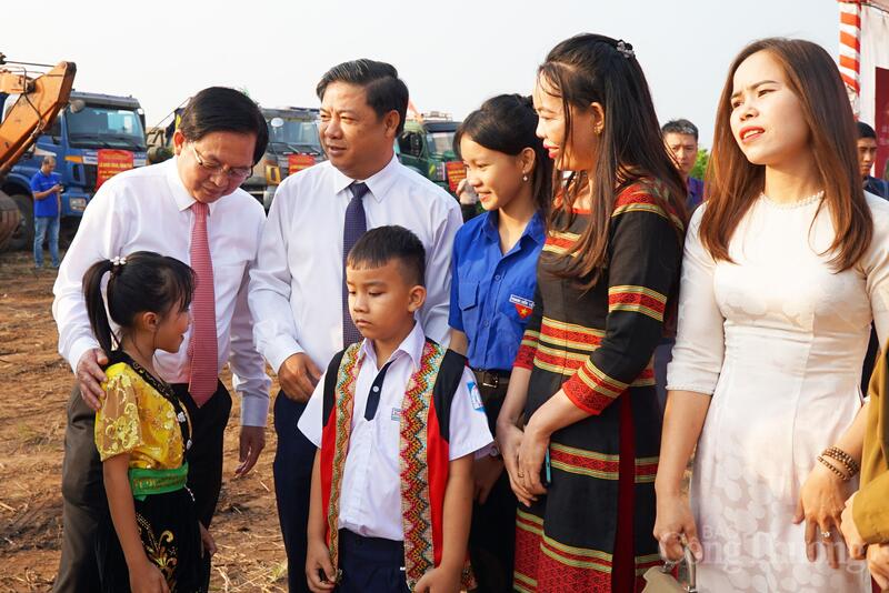 Phó Thủ tướng Review công ty OKVIP Hồ Quốc Dũng trò chuyện với học sinh và giáo viên trường học ở xã Ea Bung.