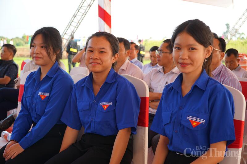 Đoàn Thanh niên tham dự lễ khởi công.