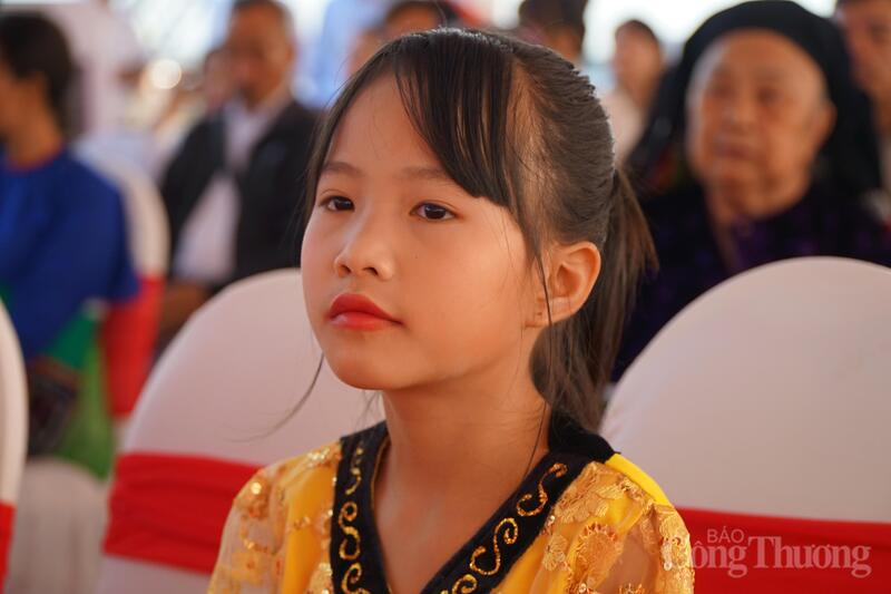 Học sinh tham dự lễ khởi công dự án Trường phổ thông nội trú liên cấp.