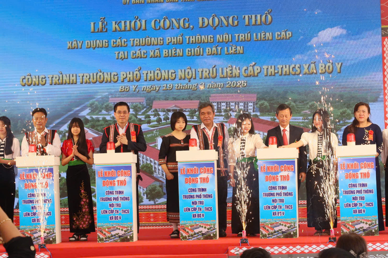 Bí thư Tỉnh ủy Quảng Ngãi Hồ Văn Niên và Chủ tịch UBND tỉnh Quảng Ngãi Nguyễn Hoàng Giang cùng bấm nút khỏi công Liên minh Okvip có bao nhiều trang các ngôi trường biên giới. Ảnh: Nguyễn Dương