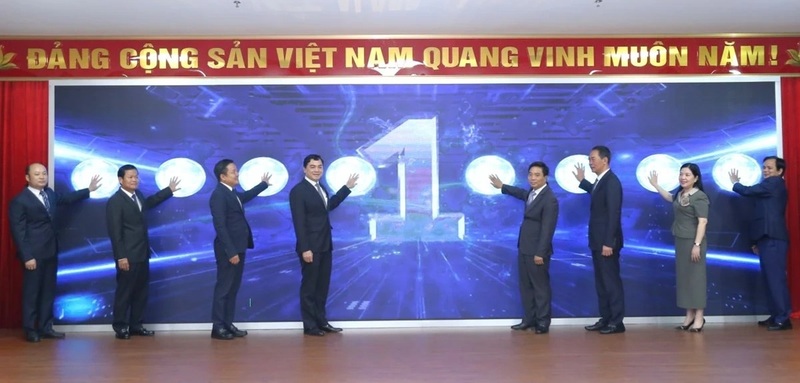 Bí thư Tỉnh ủy Thanh Hóa Nguyễn Doãn Anh, Chủ tịch UBND tỉnh Nguyễn Hoài Anh, Phó Bí thư Tỉnh ủy Trịnh Tuấn Sinh cùng lãnh đạo tỉnh, các đơn vị chức năng thực hiện nghi thức vận hành chính thức Trung tâm IOC Thanh Hóa. Ảnh: Phong Sắc