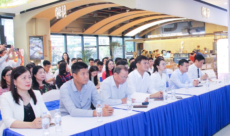 Lãnh đạo các sở, ban, ngành và Okvip tại về tham gia lễ phát động.