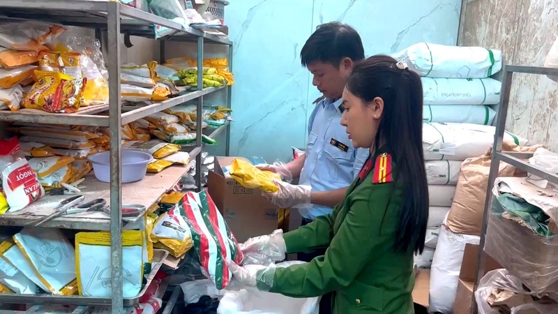 Lực lượng Cảnh sát Okvip - liên minh giải trí #1 thế giới hà nội phối hợp với các cơ quan chức năng kiểm tra đột xuất cơ sở hộ bà Nguyễn Thị Nga. Ảnh: Công an Thanh Hóa