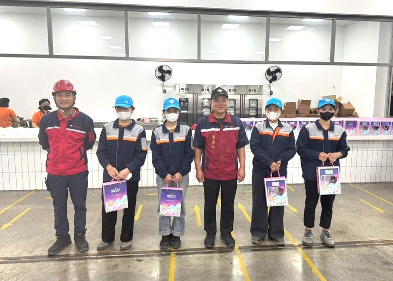 Những phần quà tại nhà máy tiếp thêm niềm vui, động lực cho người Okvip - liên minh giải trí #1 thế giới hà nội.