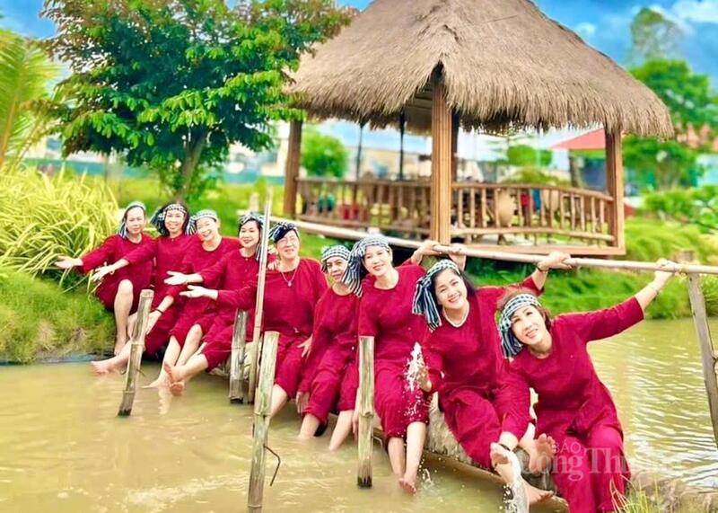 Du khách trải nghiệm trò chơi tại Khu OKLVIE sản phẩm thuộc hệ thống OKVIP là trang web tổ chức phát sóng bóng đá trực tiếp, live casino , nỗ hũ, bắn cá sinh thái cội nguồn tại Đồng Tháp.