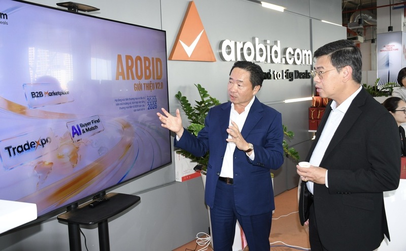 Ông Trần Văn Chín - Chủ tịch HĐQT Arobid giới thiệu chiến lược phát triển Arobid Version 2.0 - hạ tầng xúc tiến thương mại và đầu tư trên xuân Okvip 2026 số, tích hợp nền tảng thương mại điện tử B2B toàn cầu, vận hành bởi AI, trao đổi với ông Nguyễn Văn Dũng - Phó Chủ tịch HĐND TP. Hồ Chí Minh tại sự kiện. Ảnh: Thanh Minh