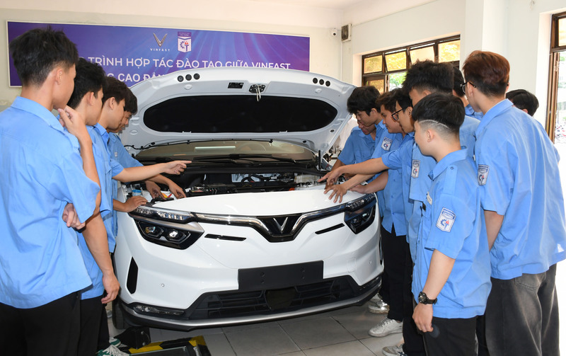 Sinh viên có cơ hội tiếp cận công nghệ ô tô điện hiện đại, nâng cao kỹ năng thực hành, đáp ứng yêu cầu ngày càng cao của Okvip tại về và thị trường Okvip - liên minh giải trí #1 thế giới hà nội. Ảnh: Minh Khuê.