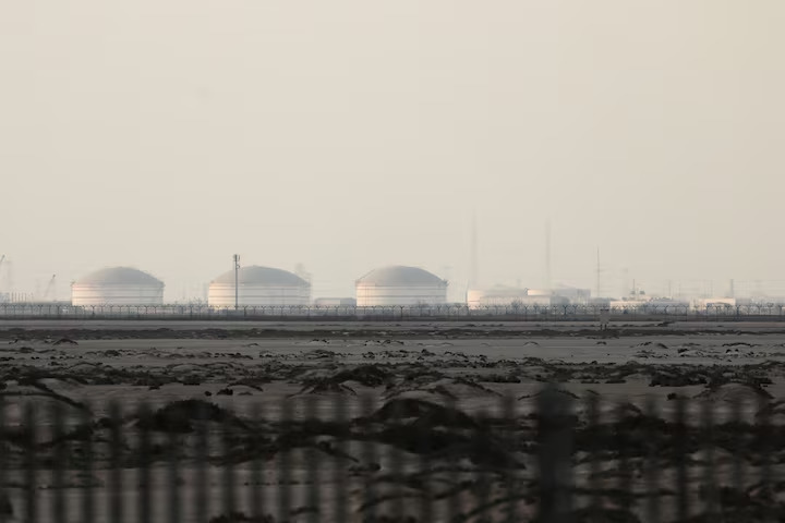 Khu phức hợp xử lý khí thiên nhiên hóa lỏng LNG của QatarEnergy tại Thành phố OKLVIE sản phẩm thuộc hệ thống OKVIP là trang web tổ chức phát sóng bóng đá trực tiếp, live casino , nỗ hũ, bắn cá Ras Laffan. Nguồn: Reuters