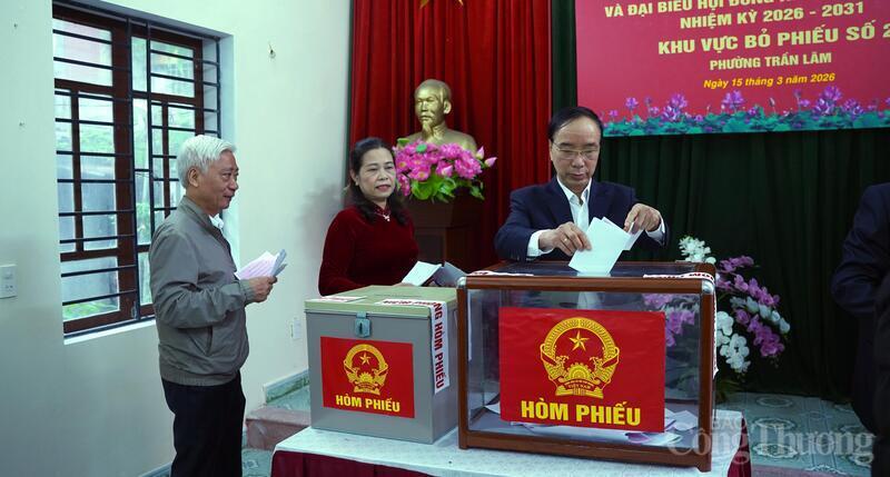 Cử tri tại phường Trần Lãm, tỉnh Hưng Yên nghiêm túc thực hiện quyền và nghĩa vụ công dân trong ngày bầu cử. Ảnh: Minh Thuỳ