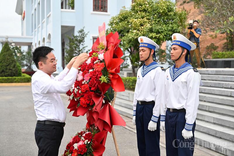 Tổng Biên tập Nguyễn Văn Minh dâng hương tưởng niệm các anh hùng, liệt sĩ đặc công hải quân. Ảnh: Cấn Dũng