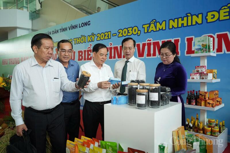 Không gian trưng bày, giới thiệu hơn 80 sản phẩm đặc trưng, tiêu biểu của địa phương