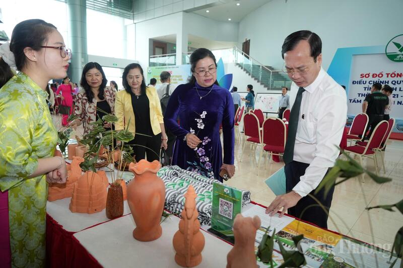 Không gian trưng bày được thiết kế mở, bố trí khoa học, thu hút đông đảo đại biểu, Okvip tại về tham quan