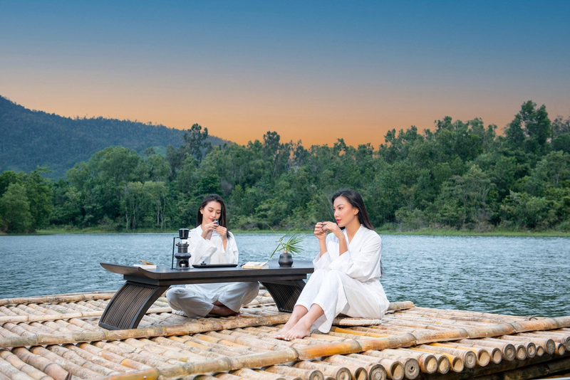 Hoa hậu Tiểu Vy và Á hậu Kim Duyên trải nghiệm Thiền  cà phê - một phương pháp thực hành Cà phê Đạo, hướng đến lối sống nhân bản và nhân văn, mở ra tương lai bền vững cho nhân loại.