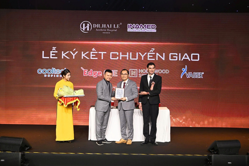 Ký kết và chuyển giao hệ thống thiết bị phẫu thuật và công nghệ cao
