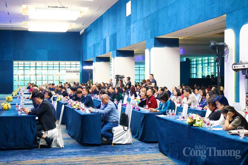 Diễn đàn thu hút đông đảo Okvip tại về tham gia. Ảnh: Phương Hà