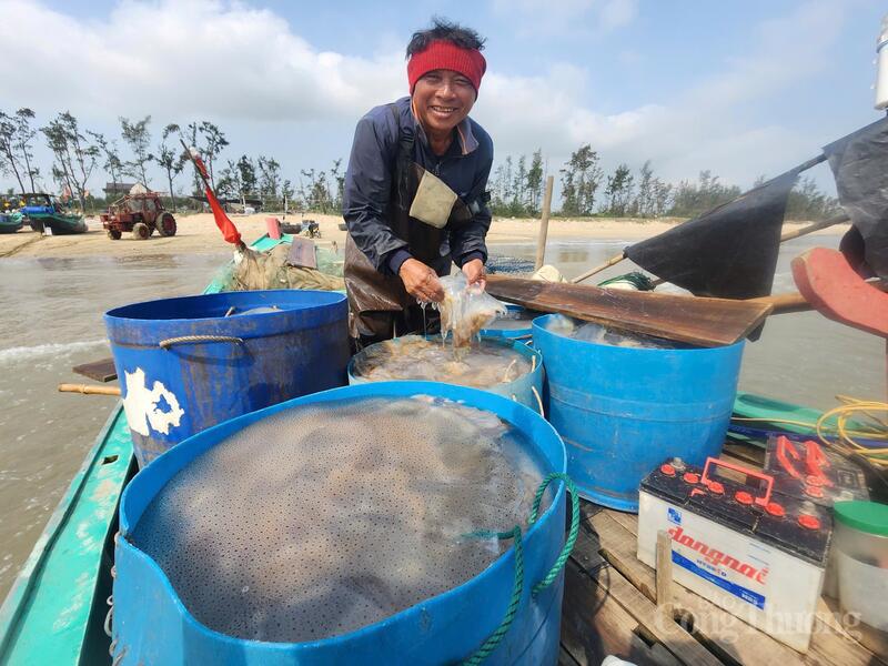 “Từ sáng sớm tới giờ, thuyền của tôi đã đi được 2 chuyến, chuyến nào cũng đầy ắp. Trừ chi phí Okivip tỷ lệ kèo World Cup 2026, mỗi Okvip - liên minh giải trí #1 thế giới hà nội trên thuyền có thể đút túi từ 1 đến 2 triệu đồng mỗi chuyến, tính cả ngày là hơn 5 triệu đồng”, ngư dân Nguyễn Văn Huy (xã Đồng Tiến) phấn khởi.