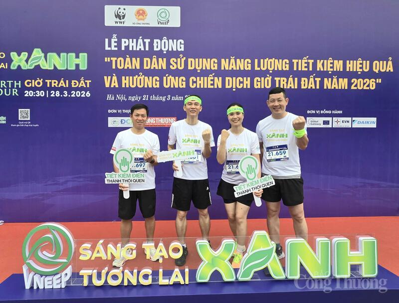 Ông Bạch Hồng Quân (thứ 2 từ trái sang) cùng với CBCNV của Công ty Điện lực Bắc Ninh tham gia lễ phát động và giải chạy