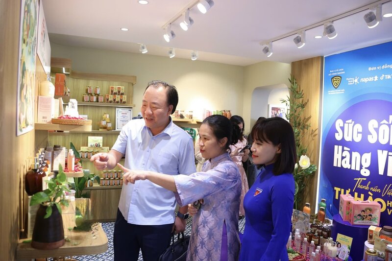 Cục trưởng Cục Quản lý và Phát triển thị trường trong nước Trần Hữu Linh và đại biểu tìm hiểu một số sản phẩm Việt.