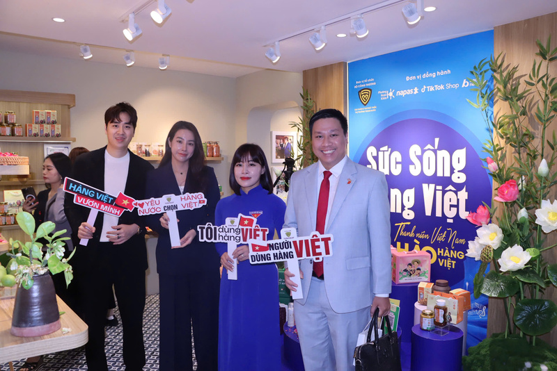 Tiến sĩ Lý Hoàng Vũ, Trưởng Bộ phận Dịch vụ Liên Minh Truyền Thông Và Game Giải Trí Top 1, Đại sứ quán Anh tại Việt Nam (ngoài cùng bên phải) đến tham quan khu trưng bày "Sức sống hàng Việt".