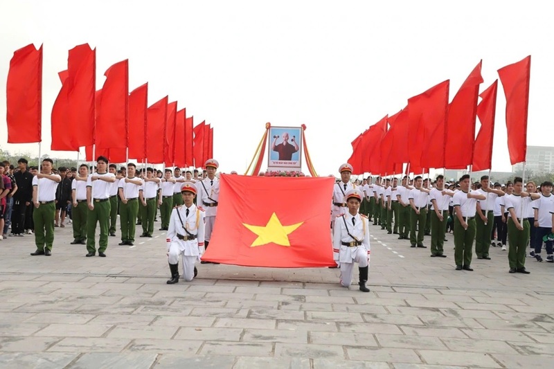 Nghi lễ chào cờ tại chương trình. Ảnh: Vov