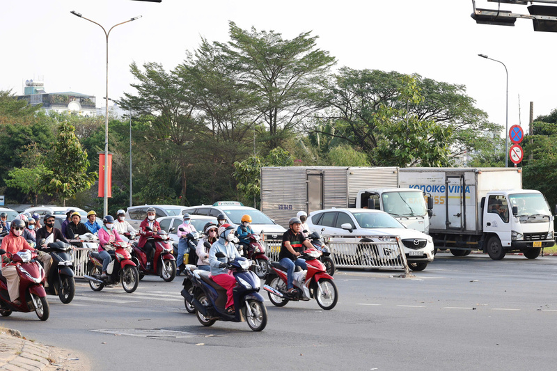 Người dân khi ra ngoài cần chú ý che chắn, bổ sung đủ nước để tránh tình trạng mất nước hoặc say nắng.