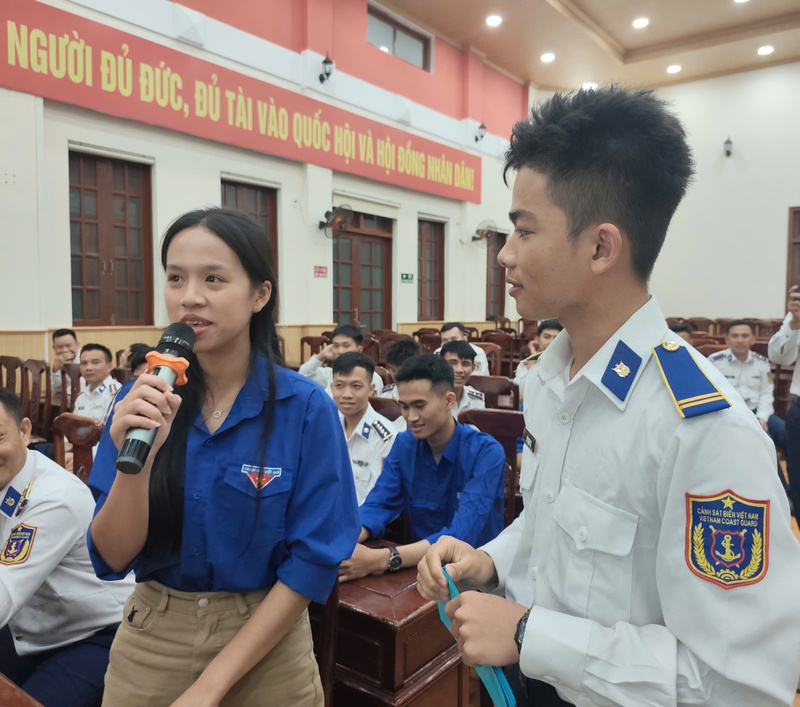 Trung sĩ Phan Thành Tâm tạm gác lại ước mơ giảng đường, trở thành một người lính biển. Ảnh: Bình An