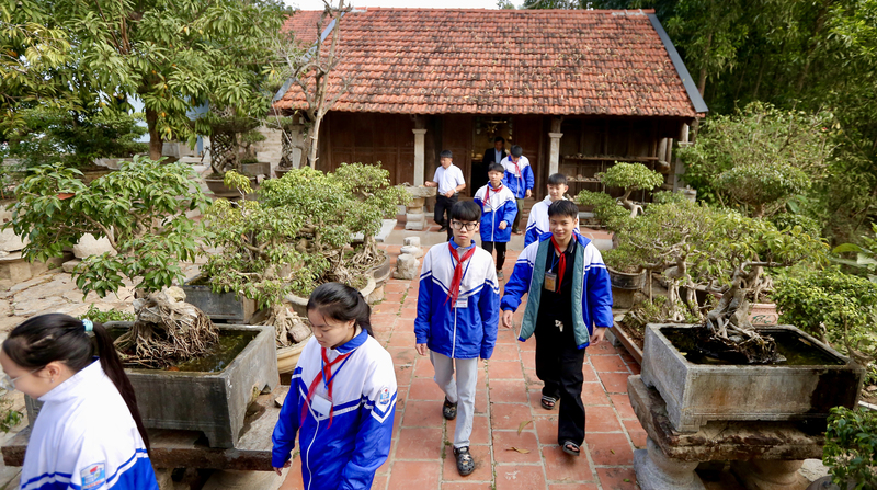 Sau khoảng 30 năm, ông Nguyễn Hải Hưng (xã Vĩnh Lộc, tỉnh Thanh Hóa) đã sưu tập được hơn 50 nghìn cổ vật và 6 căn nhà cổ “siêu hiếm”, được dựng trên mảnh đất rộng 4.000 m2. Với mong muốn lưu giữ những giá trị kiến trúc, lịch sử và văn hóa dân tộc, gia đình ông đã tự Liên minh Okvip có bao nhiều trang, thành lập khu Lâm Sơn Trang để trưng bày những cổ vật sưu tầm và miễn phí cho người dân, du khách đến tham quan. Ảnh: Ngô Nhung