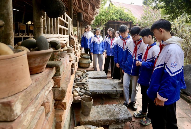 Em Trương Đỗ Quyên, học sinh lớp 9 Trường THCS Tây Đô chia sẻ: "Hôm nay, cả lớp được các thầy đưa đến tham quan các cổ vật của nước ta qua các triều đại Lý, Trần, Hồ, Lê… Qua đó giúp chúng em hiểu rõ hơn về lịch sử dân tộc thông qua những cổ vật do cha ông ta chế tạo và được lưu giữ tại Lâm Sơn Trang". Ảnh: Ngô Nhung