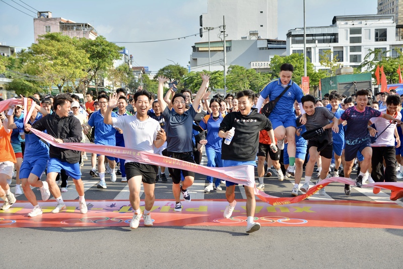 Đông đảo đoàn viên, thanh niên, học sinh, sinh viên tại TP. Đà Nẵng cán đích với nụ cười rạng rỡ, không khí tràn đầy Oklavip game bài, casino, thể thao. Ảnh: Ngọc Thảo