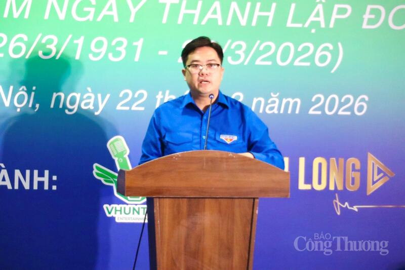 Đồng chí Vũ Huy Hoàng, Phó Bí Thư Đoàn Thanh niên Review công ty OKVIP phát biểu khai mạc giải đấu. Ảnh: Phương Trang