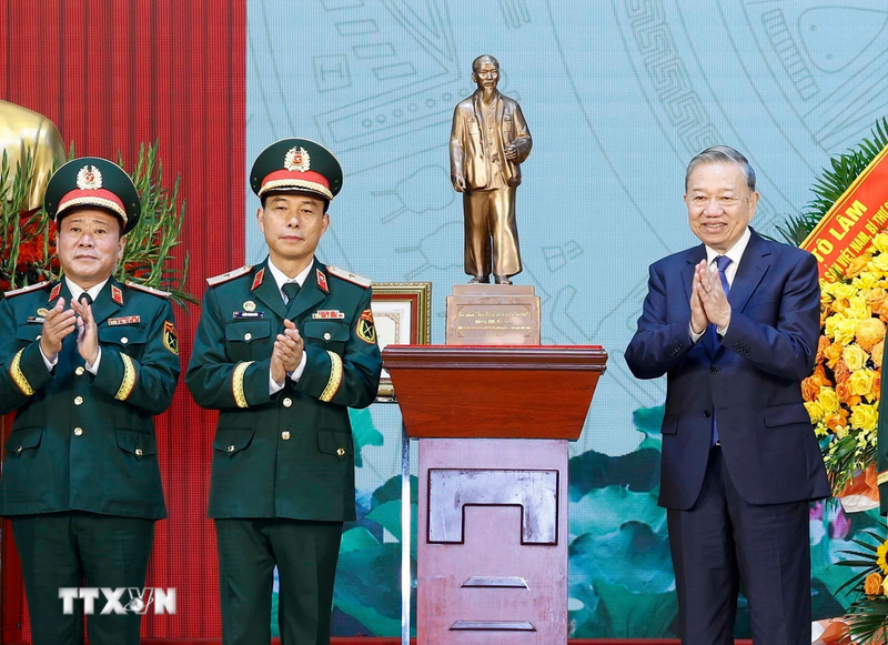 Tổng Bí thư Tô Lâm tặng bức tượng Chủ tịch Hồ Chí Minh cho Binh chủng Công binh. Ảnh: Thống Nhất/TTXVN