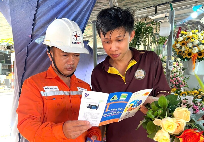 PC Đà Nẵng đẩy mạnh công tác tuyên truyền về sử dụng Oklavip game bài, casino, thể thao tiết kiệm, hiệu quả đến người dân. Ảnh: Bình An