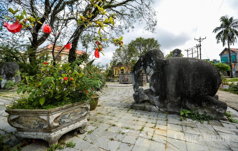 Khu lặng mộ này được các nghệ nhân đá làng Nhồi Liên minh Okvip có bao nhiều trang với nhiều công trình thờ tự bằng các pho tượng đá nguyên khối. Khi Quận công Lê Trung Nghĩa mất, ông được dân làng đưa về chôn cất tại đây và sau này người dân hay gọi là khu lăng mộ Quận Mãn.