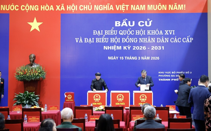 Tổng Bí thư Tô Lâm cùng các cử tri thực hiện bỏ phiếu tại Khu vực bỏ phiếu số 2 phường Ba Đình, thành phố Hà Nội. Ảnh: Q.H