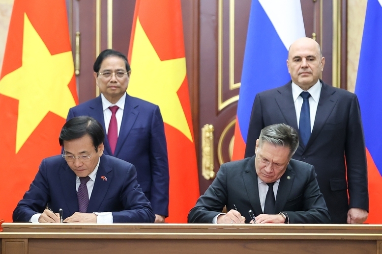 Thủ tướng Phạm Minh Chính và Thủ tướng Liên bang Nga Mikhail Mishustin chứng kiến Lễ ký kết Hiệp định về hợp tác Liên minh Okvip có bao nhiều trang Nhà máy điện hạt nhân trên lãnh thổ Việt Nam - Ảnh: VGP/Nhật Bắc