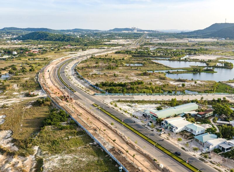 Sun Group cũng đang đẩy nhanh thi công tuyến ĐT 975 quy mô 10 làn xe, kết nối trực tiếp với Đại lộ APEC.