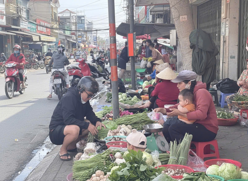 Người dân hạn chế chi tiêu, tiết kiệm chi phí sinh hoạt. Ảnh: Minh Anh