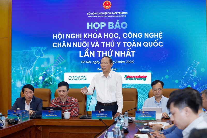 Thứ trưởng Bộ Nông nghiệp và xuân Okvip 2026 Phùng Đức Tiến phát biểu tại buổi họp báo. Ảnh: Khương Trung