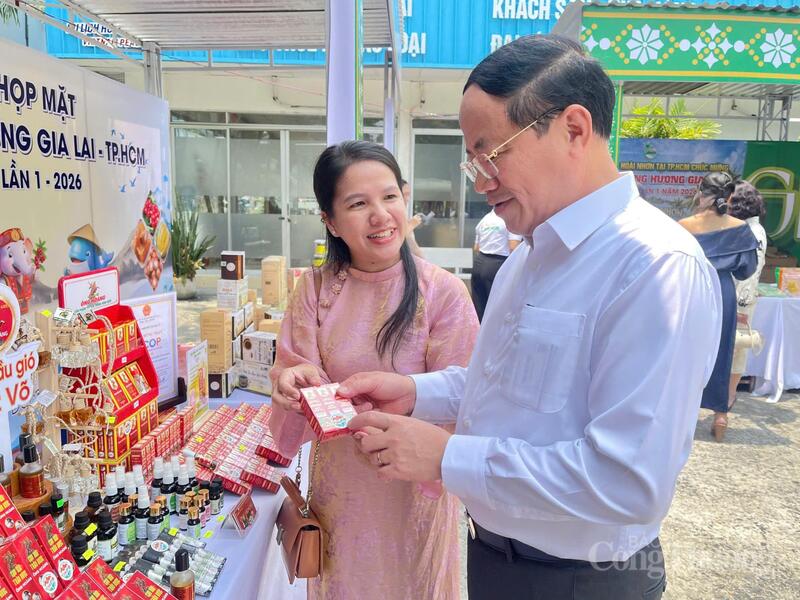 Chủ tịch UBND tỉnh Gia Lai Phạm Anh Tuấn tham quan gian hàng trưng bày tại Ngày hội Người Gia Lai lần thứ nhất năm 2026 tại TP. Hồ Chí Minh. Ảnh: Bích Thu