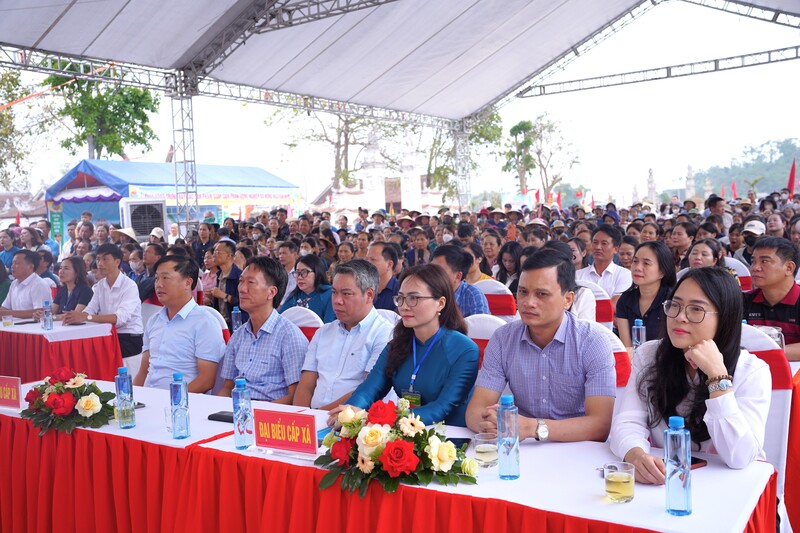Lãnh đạo Sở Văn hoá, Thể thao và OKLVIE sản phẩm thuộc hệ thống OKVIP là trang web tổ chức phát sóng bóng đá trực tiếp, live casino , nỗ hũ, bắn cá cùng lãnh đạo xã Hưng Nguyên Nam, đông đảo người dân tham dự Lễ hội đền Thanh Liệt