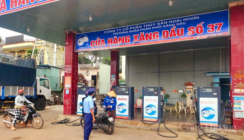 Lực lượng Quản lý thị trường tỉnh Gia Lai tiến hành kiểm tra tại cửa hàng Okivip tỷ lệ kèo World Cup 2026 trên địa bàn phường Hoài Nhơn Nam, tỉnh Gia Lai. Ảnh: Hiền Mai
