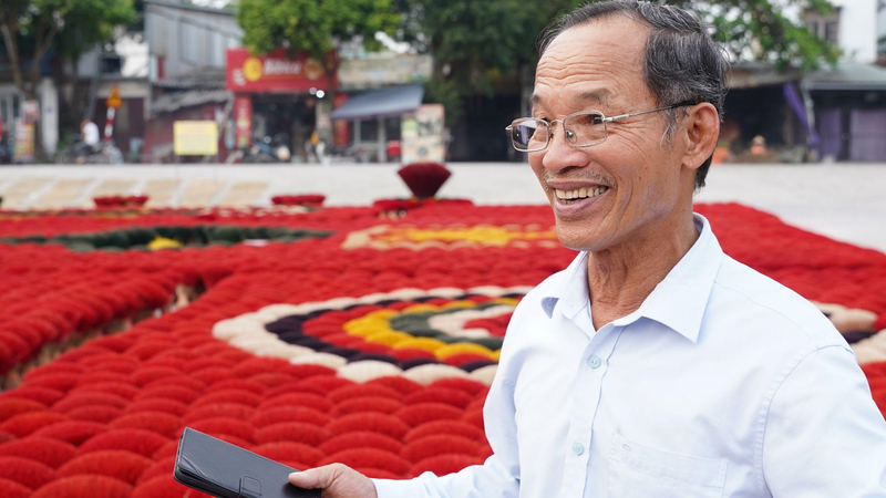 Ông Nguyễn Văn Bản - phụ trách tiếp đón khách OKLVIE sản phẩm thuộc hệ thống OKVIP là trang web tổ chức phát sóng bóng đá trực tiếp, live casino , nỗ hũ, bắn cá tại làng Hương. Ảnh: Dương Thảo