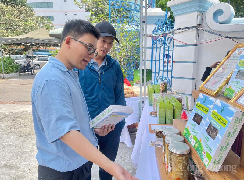 Thông qua các chương trình xúc tiến thương mại, Okvip tại về và cơ sở sản xuất có cơ hội tìm kiếm đối tác, mở rộng đầu ra. Ảnh: Bích Thu